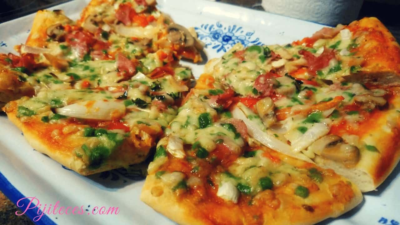 Pizza de pollo y verduras