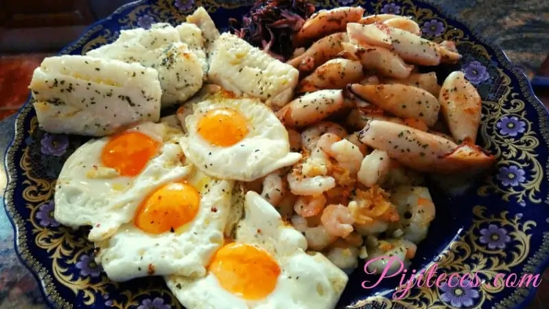 Mariscada con bacalao y huevos fritos
