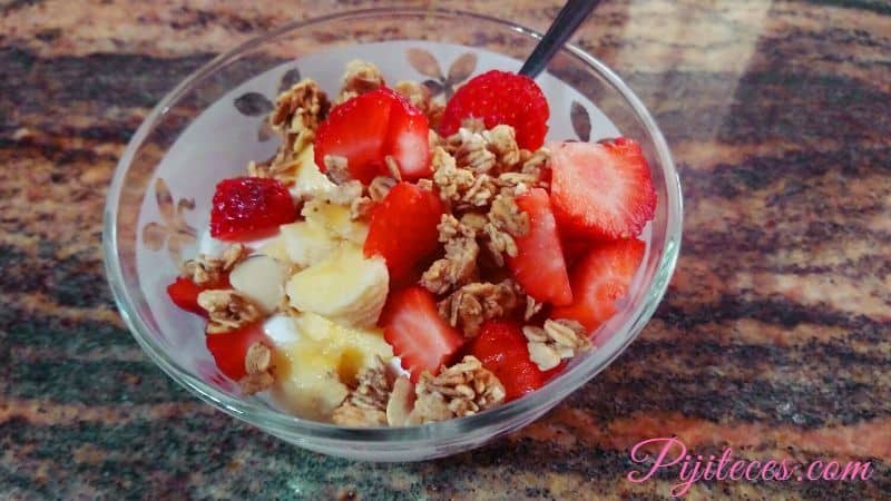 Bol de desayuno de yogurt y fresas