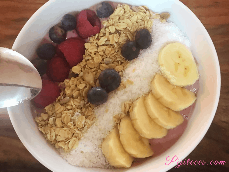 Açaí bowl de frutas vegano y saludable